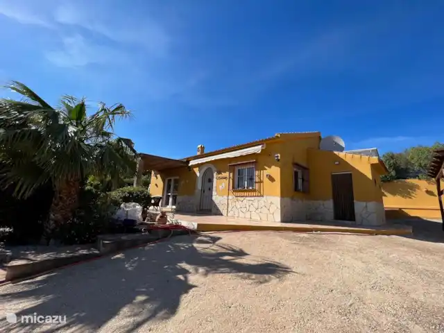 Casa Katarina | Espagne, Andalousie, Alcaucin - maison de vacances Devant de la maison avec grande allée et abri d’auto et une vue sur le magnifique jardin