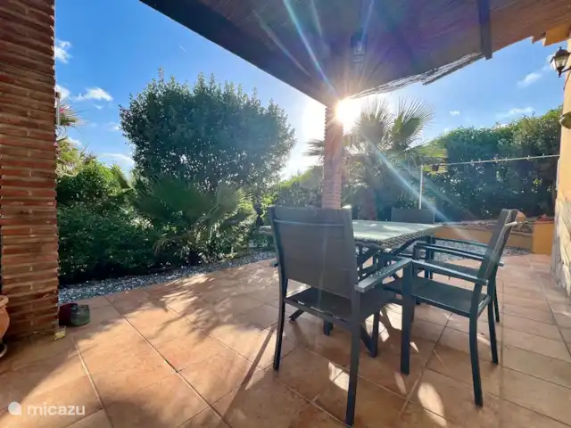 Casa Katarina | Espagne, Andalousie, Alcaucin - maison de vacances Terrasse à l’avant de la maison avec vue sur les montagnes et le magnifique jardin