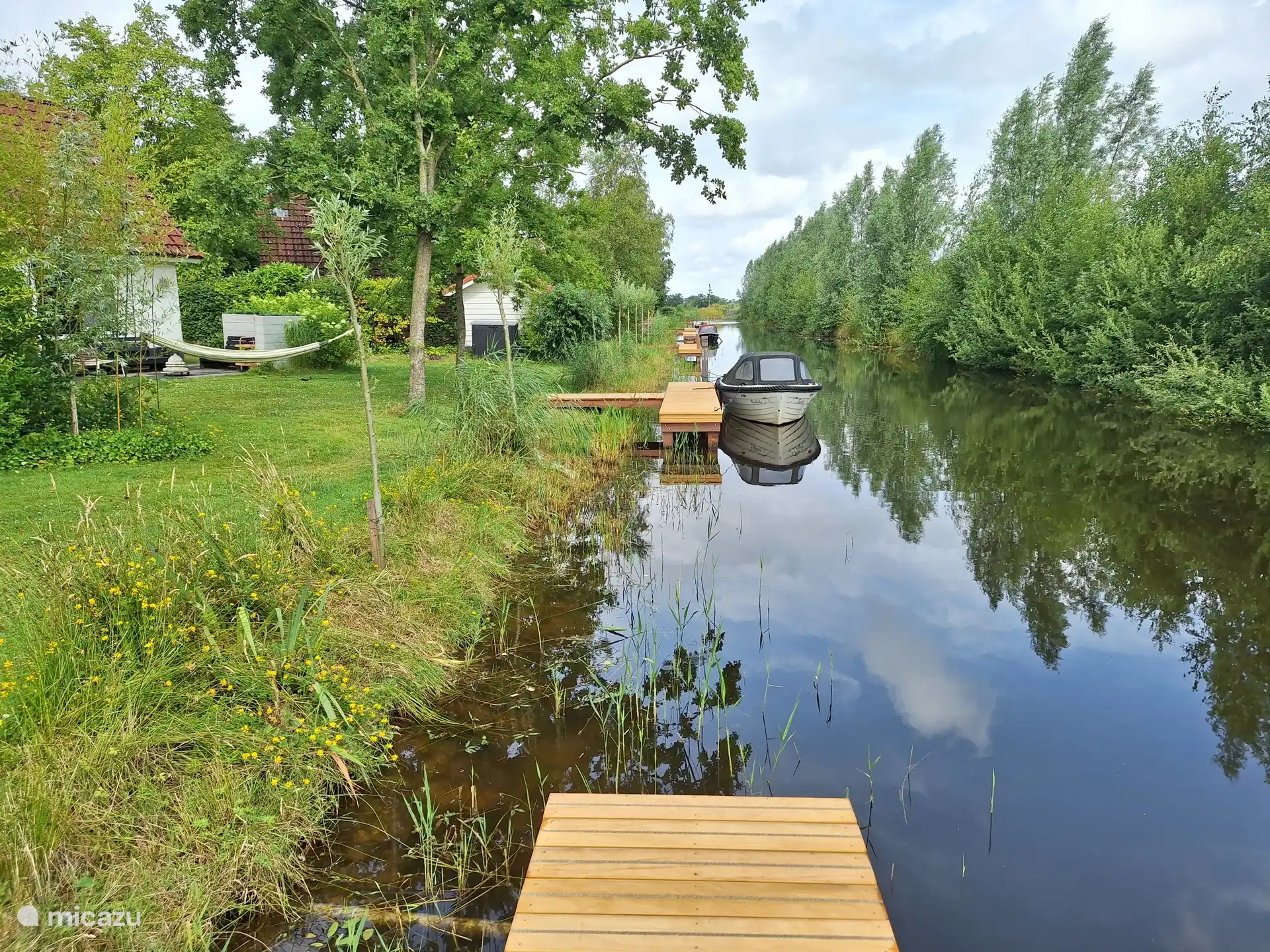 An einer Wasserstraße mit Steg. Auch super zum Angeln.
