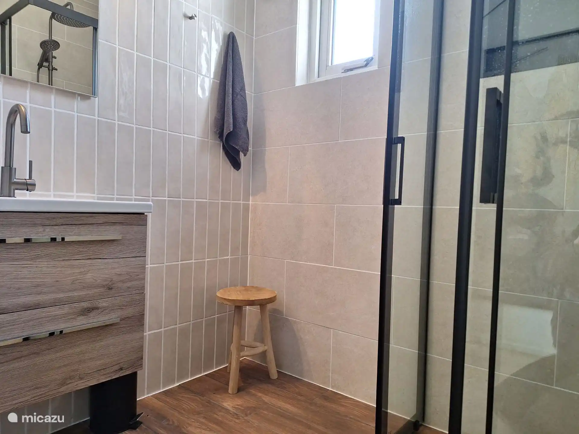 Badezimmer mit Waschbecken und Regendusche.