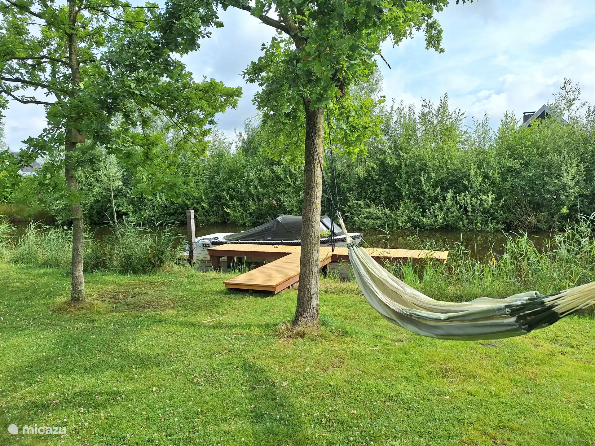 An einer Wasserstraße mit Steg. 