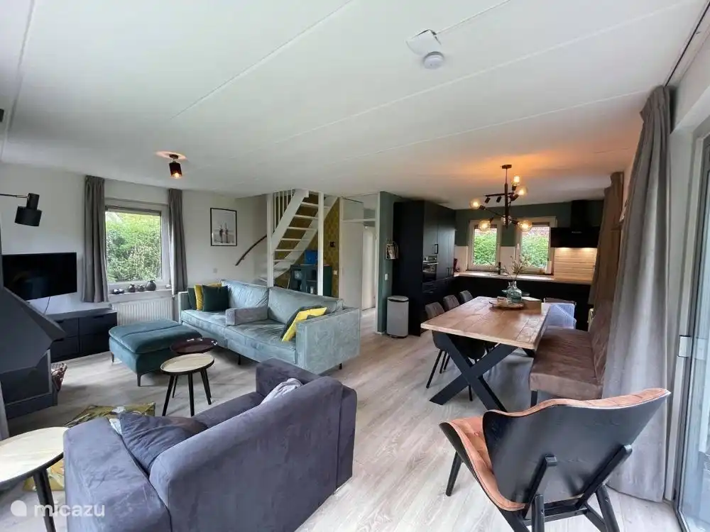 Geräumiges Sofa und Stuhl. Schöner Esstisch für 6 Personen. Moderne Küche mit Induktion, Kühlschrank, Gefrierschrank, Geschirrspüler und Kombibackofen.