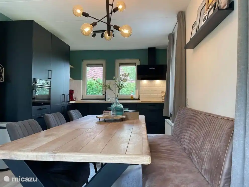 Ein geräumiger Esstisch mit einer schönen Essbank für lange Mahlzeiten oder Spiele.