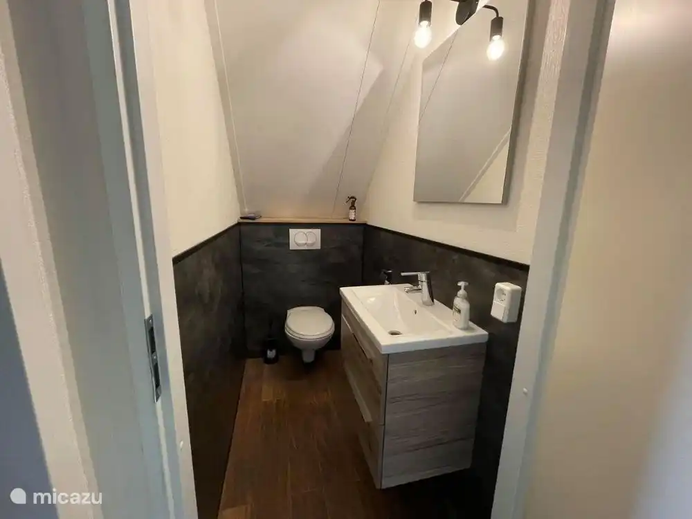 Es gibt eine zweite Toilette und ein Waschbecken im ersten Stock.