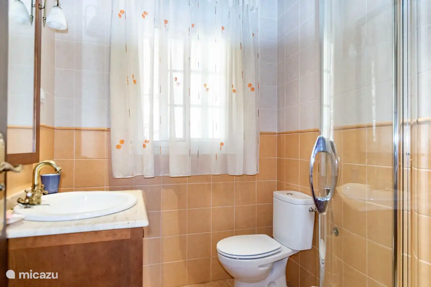 Salle de bain familiale avec douche