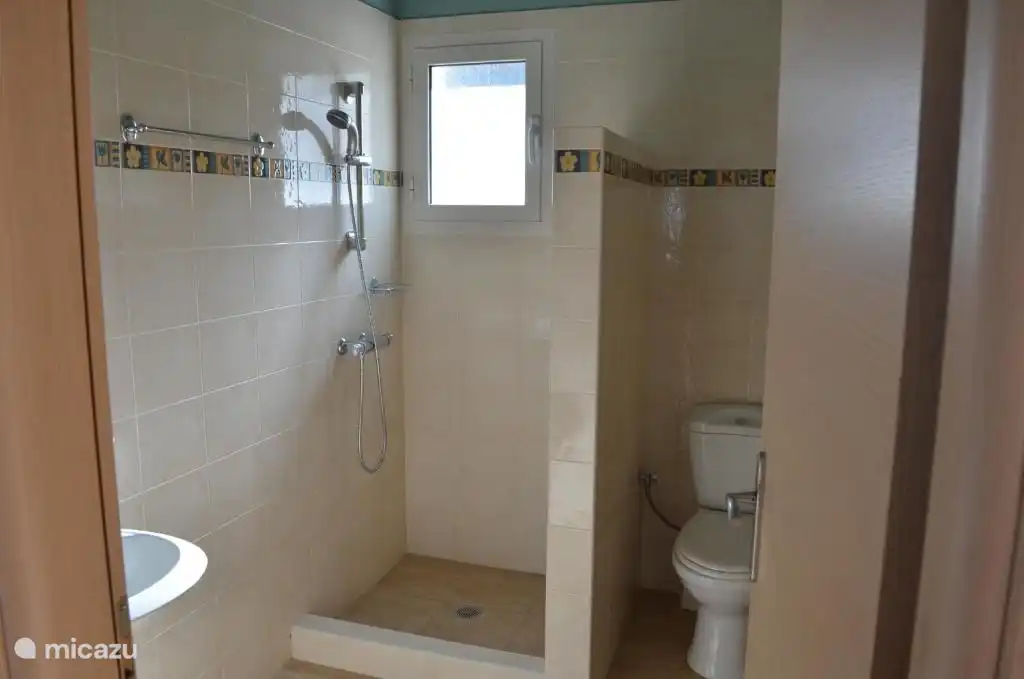 Badezimmer mit Toilette, Waschbecken und Dusche