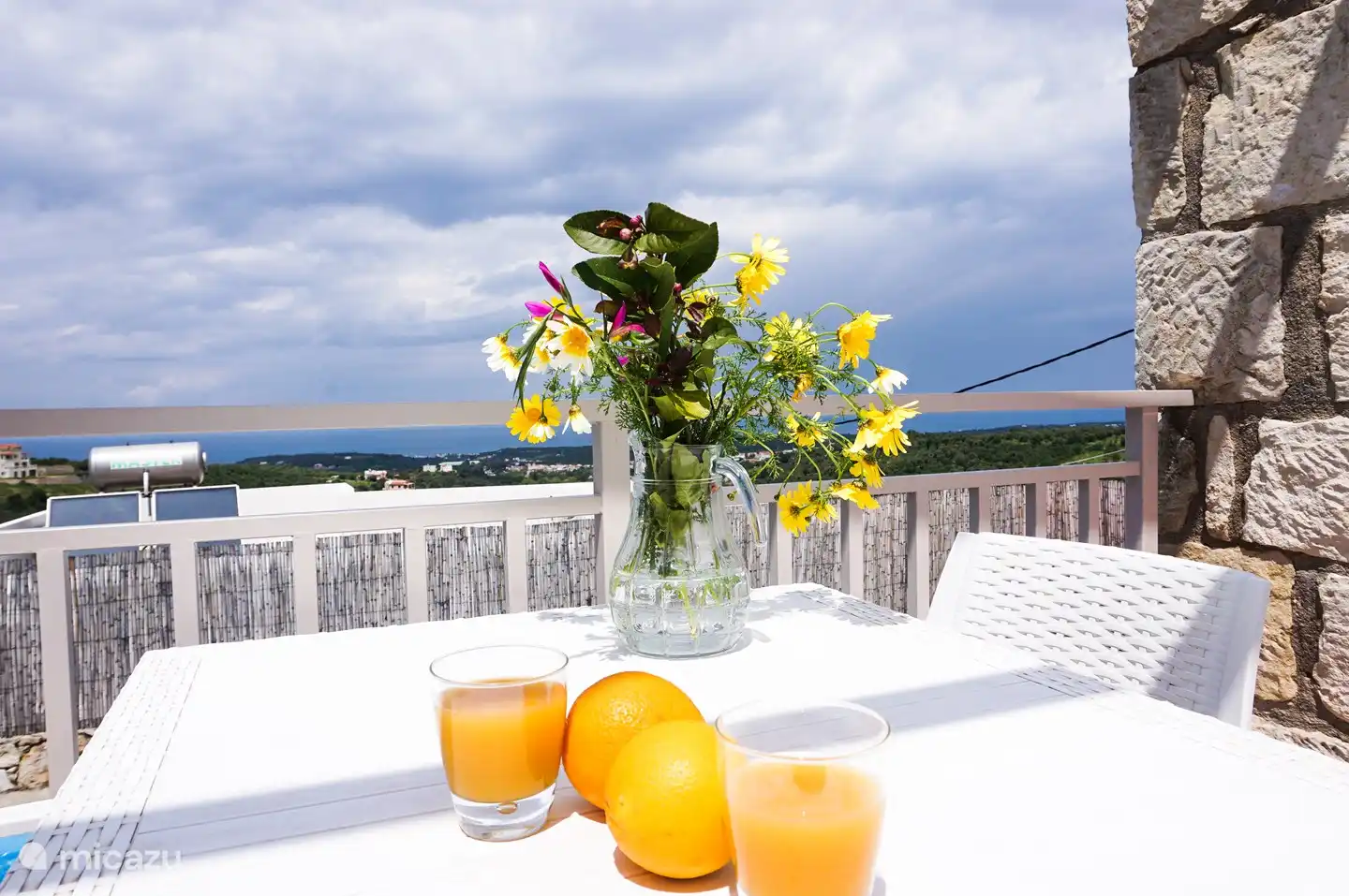 Genießen Sie die schöne Aussicht auf dem Balkon