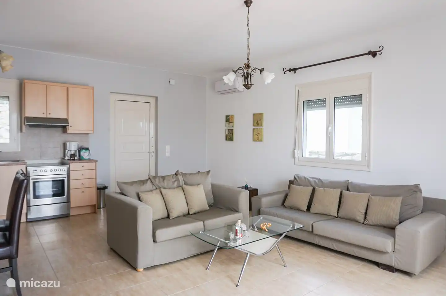 Geräumiges Wohnzimmer mit Sofas