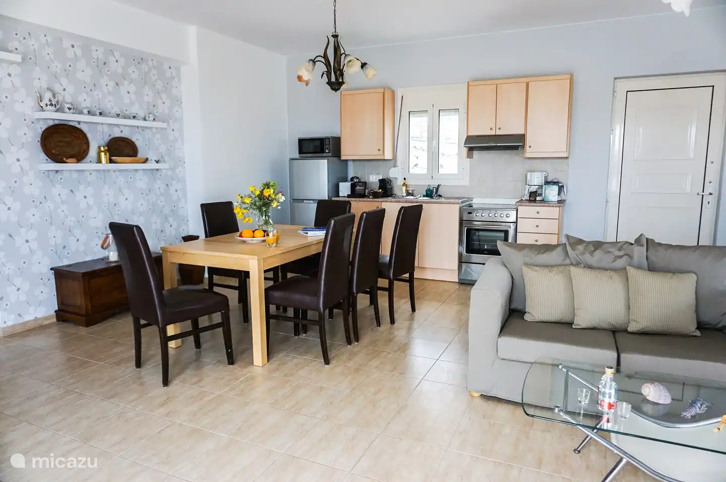 Geräumiger Essbereich im Wohnzimmer und offene Küche