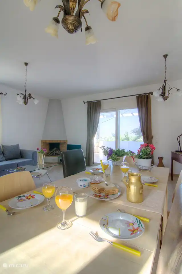 Essbereich mit Blick auf die vordere Terrasse