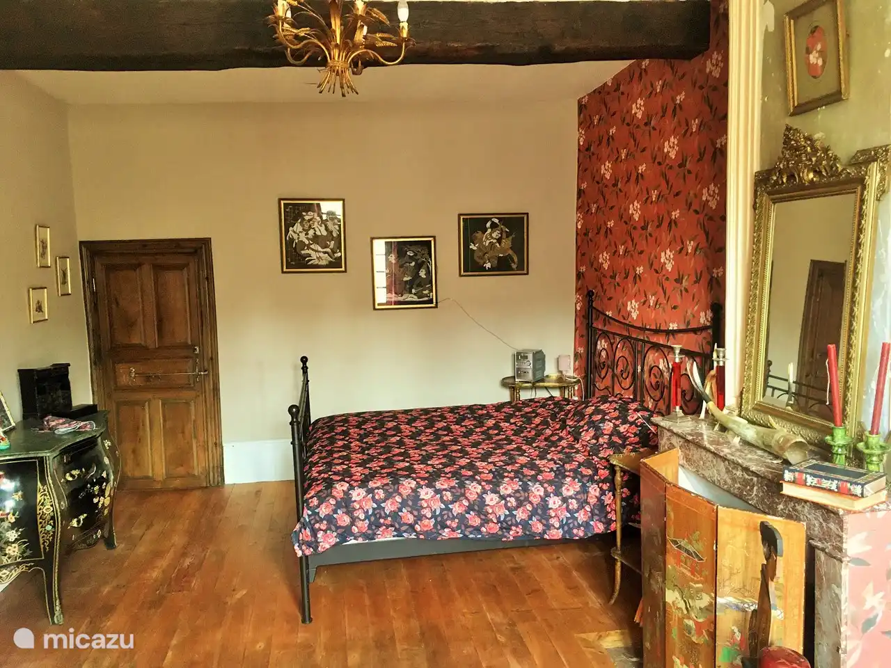 Schlafzimmer mit Bett 180 x 200 cm!