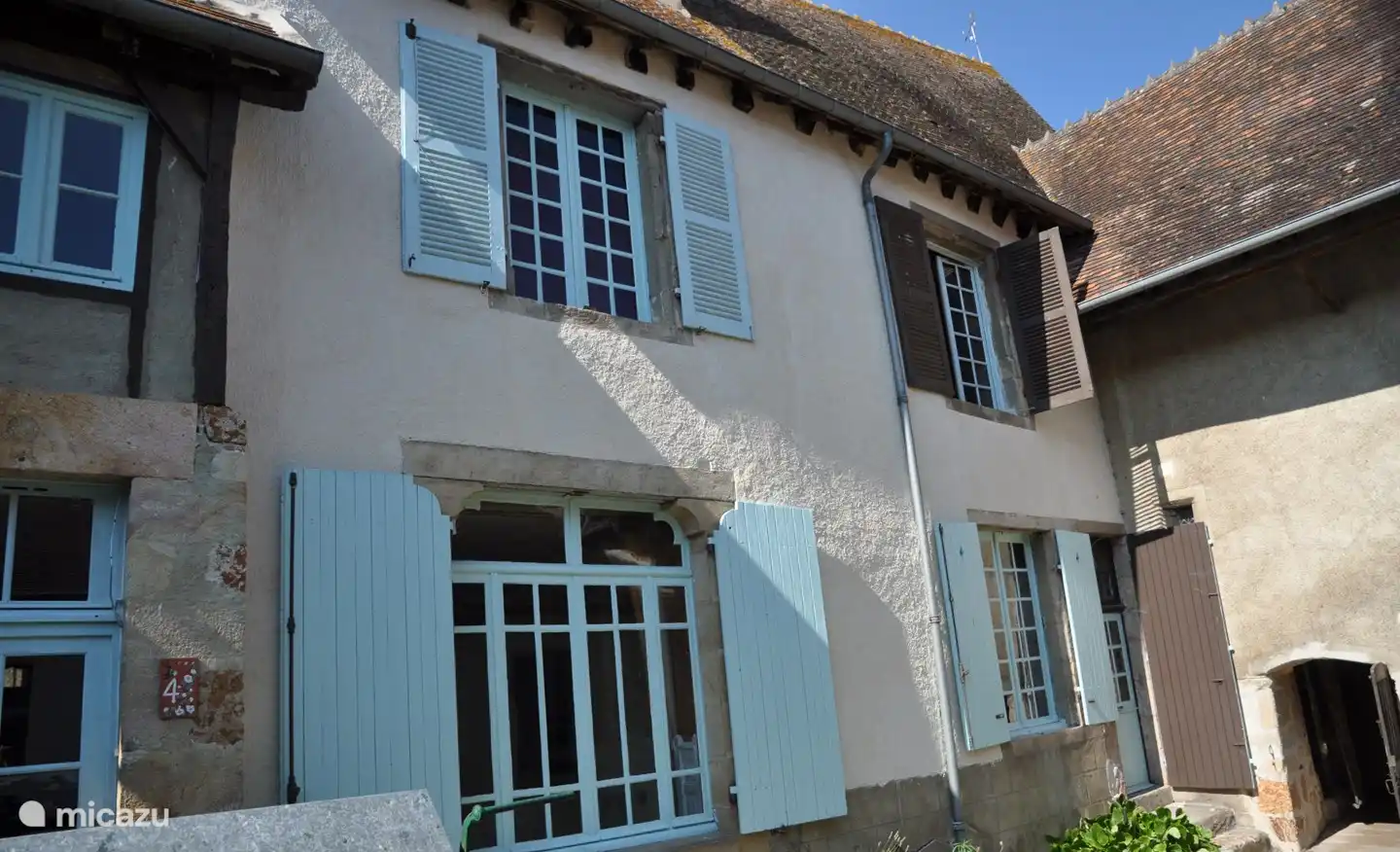 Der Innenhof mit Blick auf das Haus