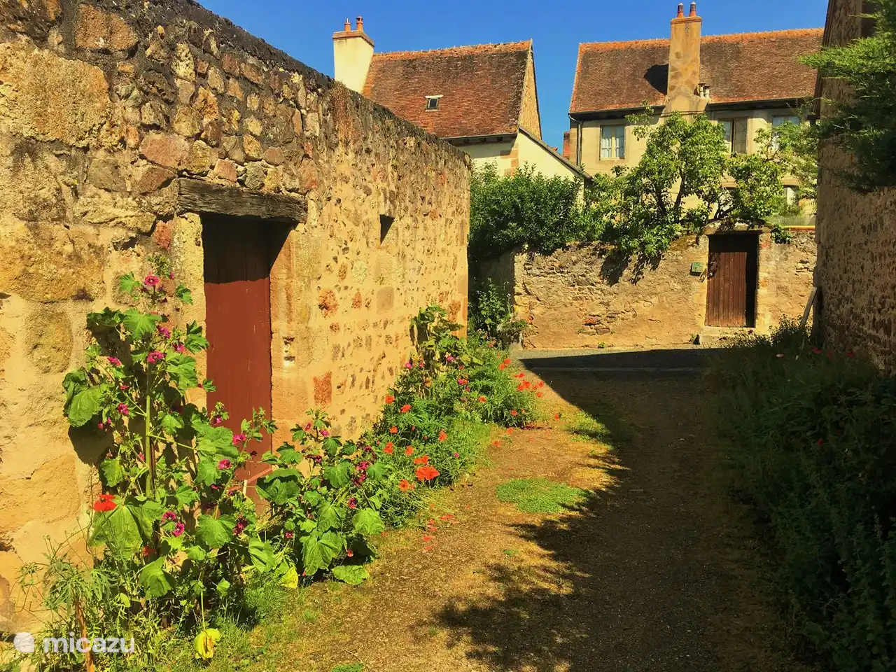 die Gasse hinter dem Garten