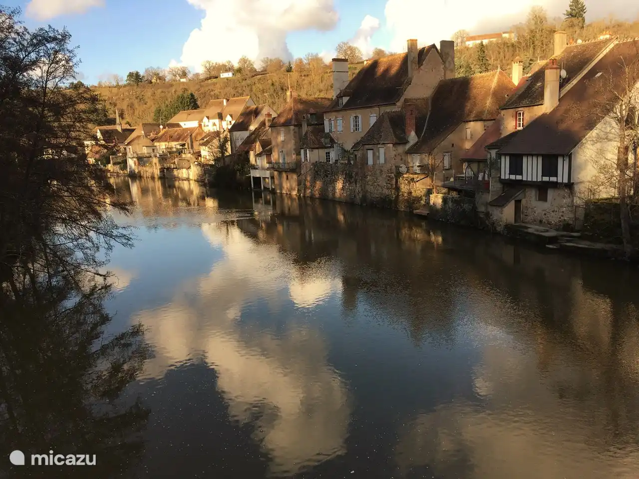 Blick vom Fluss auf Hérisson