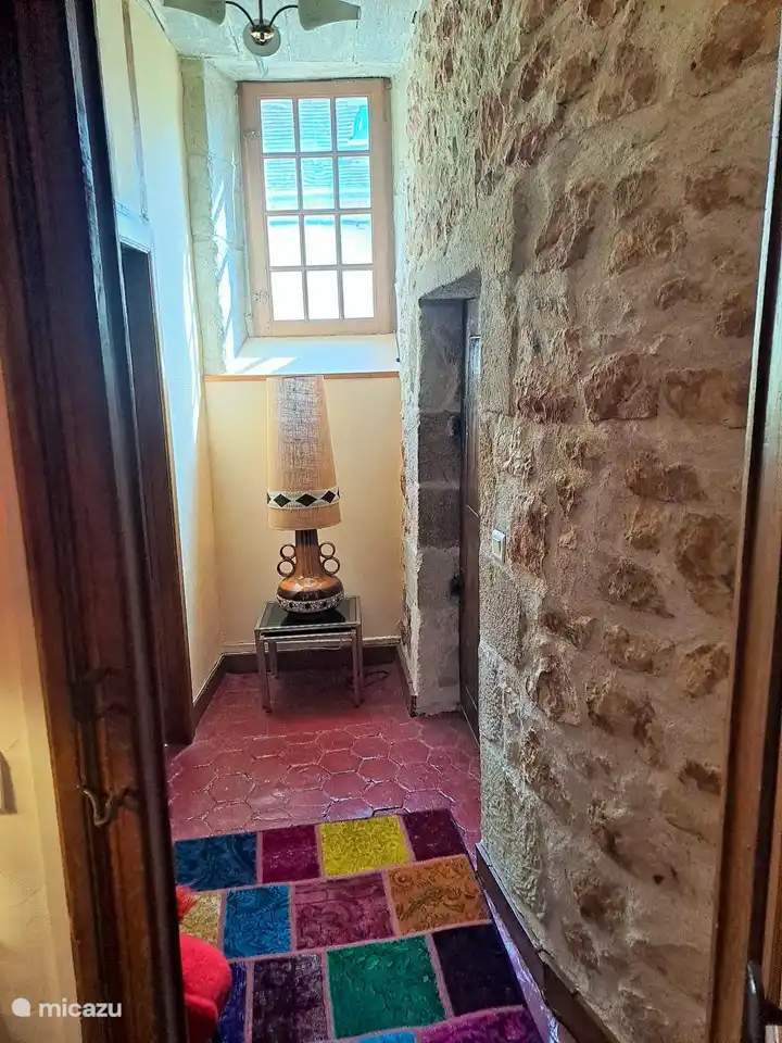 Vorraum zur Küche bzw. Wohnzimmer mit Tür zur Turmtreppe rechts