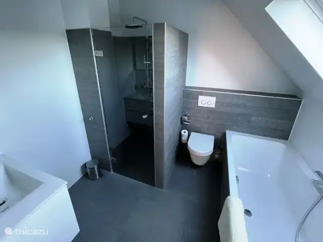 La cour intérieure | Pays-Bas, Overijssel, Vriezenveen - maison de vacances 2e salle de bain au 1er étage