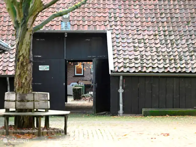 La cour intérieure | Pays-Bas, Overijssel, Vriezenveen - maison de vacances Cour à l'arrière de la maison avec accès à l'écurie de poneys