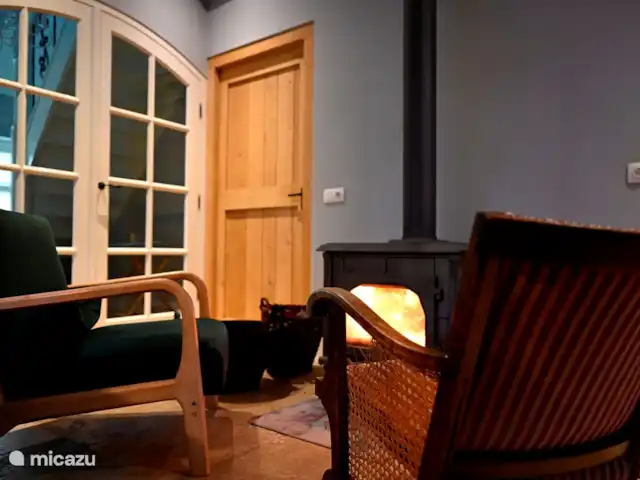 La cour intérieure | Pays-Bas, Overijssel, Vriezenveen - maison de vacances coin salon dans la cuisine près du poêle à bois