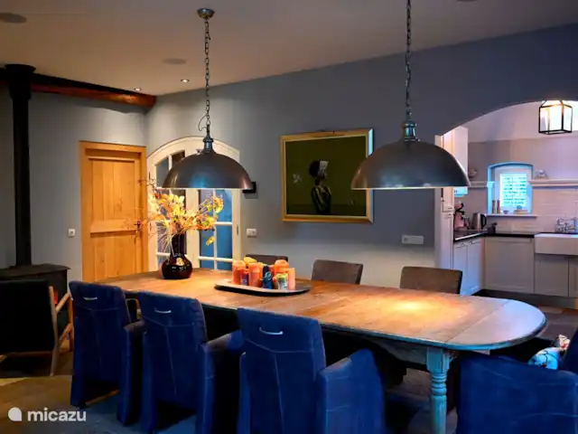 La cour intérieure | Pays-Bas, Overijssel, Vriezenveen - maison de vacances grande table à manger dans la cuisine