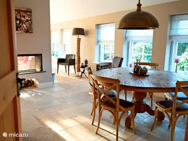 La cour intérieure | Pays-Bas, Overijssel, Vriezenveen - maison de vacances Salon avec cheminée et table à manger