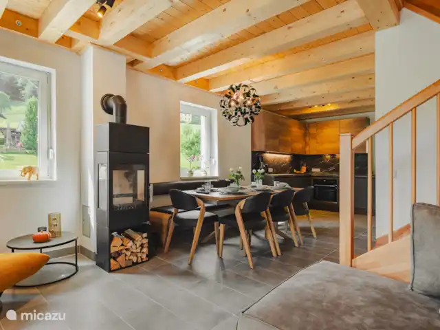 Burbuja en las pistas en Austria, Carintia, Kötschach-Mauthen - chalet comedor.