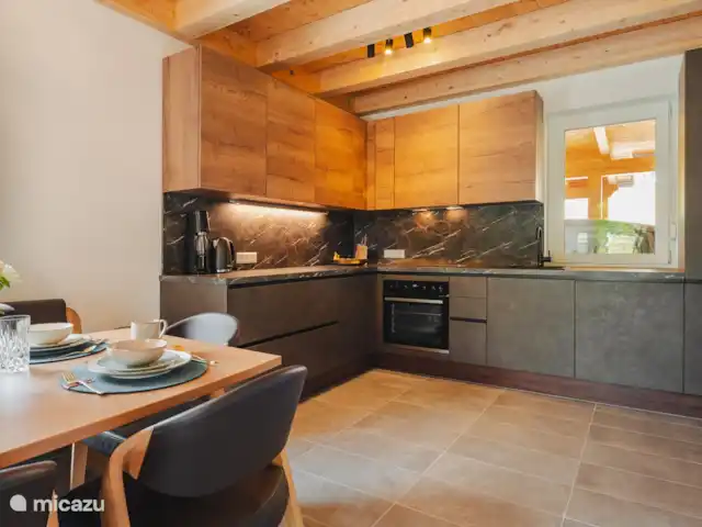 Burbuja en las pistas en Austria, Carintia, Kötschach-Mauthen - chalet cocina abierta.