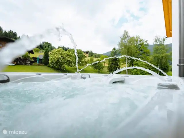 Burbuja en las pistas en Austria, Carintia, Kötschach-Mauthen - chalet relájate en el jacuzzi.