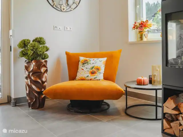 Burbuja en las pistas en Austria, Carintia, Kötschach-Mauthen - chalet Sillón relax junto a la estufa.