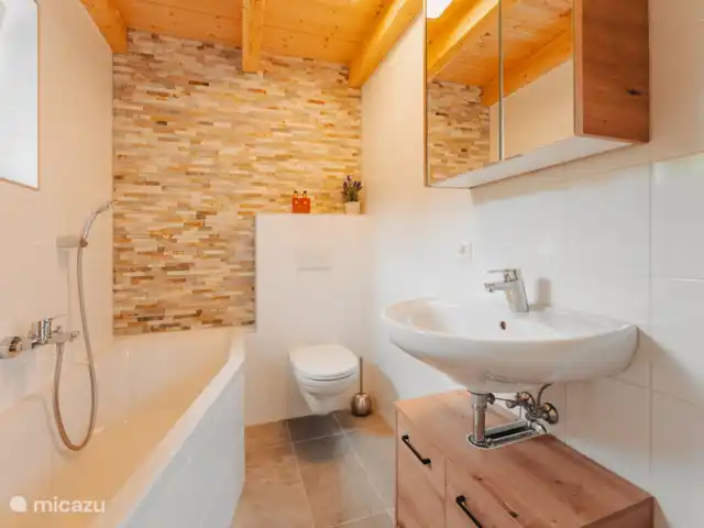 Burbuja en las pistas en Austria, Carintia, Kötschach-Mauthen - chalet Baño privado al dormitorio principal.