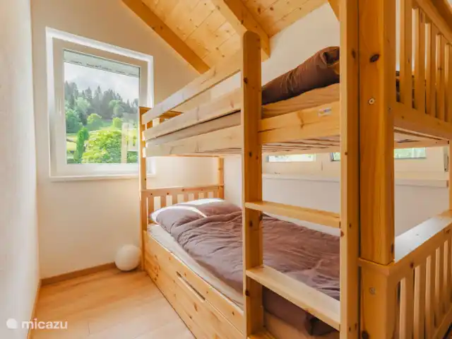 Burbuja en las pistas en Austria, Carintia, Kötschach-Mauthen - chalet Dormitorio 2 con posiblemente litera para tres personas.