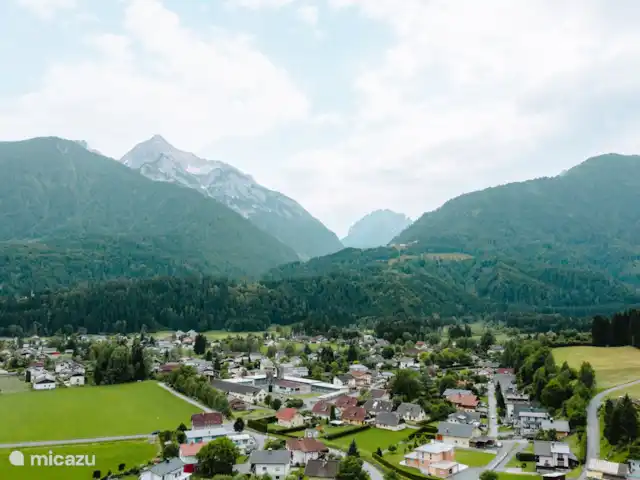 Burbuja en las pistas en Austria, Carintia, Kötschach-Mauthen - chalet vista de la región.
