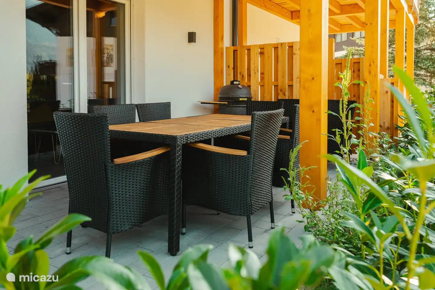 relax in the backyard.
