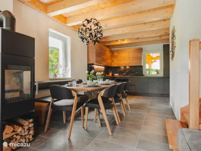 Burbuja en las pistas en Austria, Carintia, Kötschach-Mauthen - chalet relájate junto a la estufa.