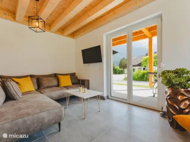 Burbuja en las pistas en Austria, Carintia, Kötschach-Mauthen - chalet Vista de las montañas italianas desde la sala de estar.