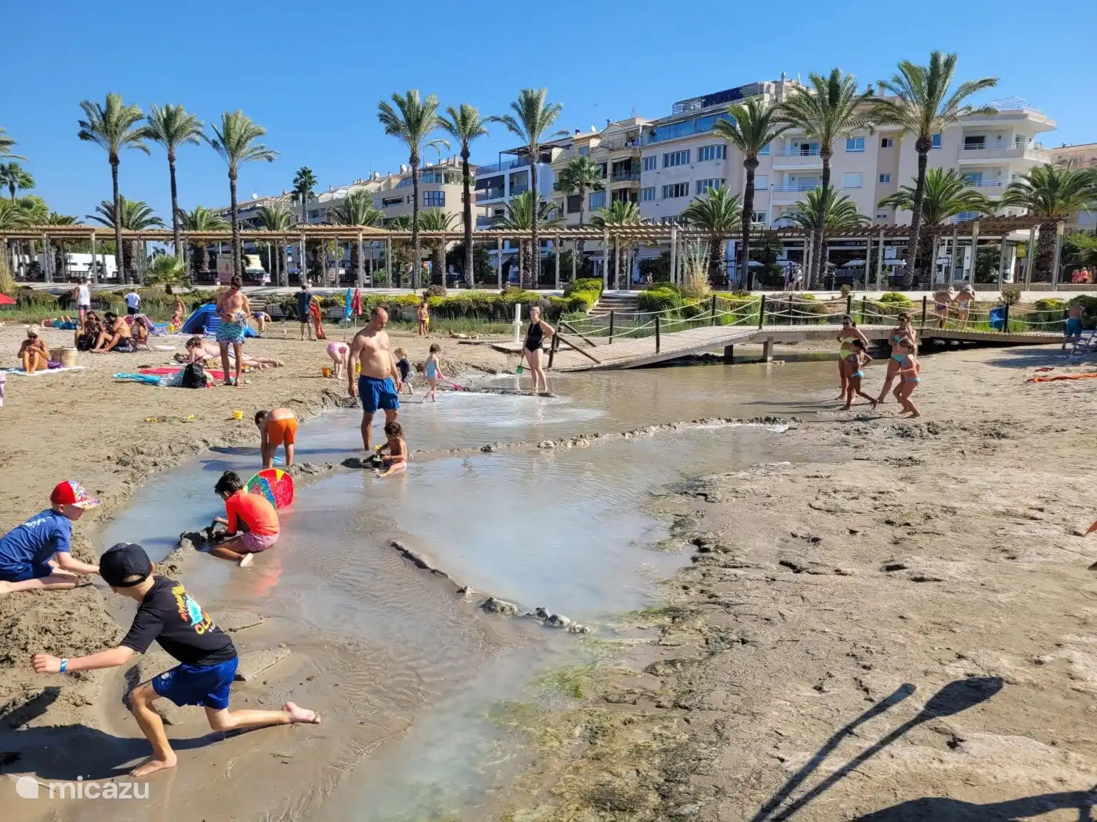 Am Playa de l'Ampolla in Moraira können Kinder wunderbar und sicher am Meer spielen