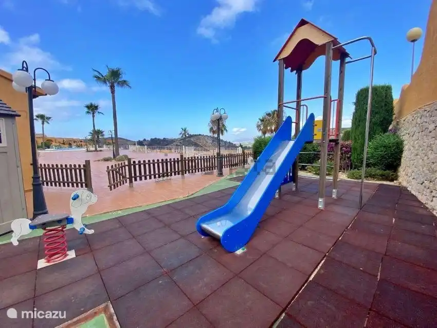 Am Pool gibt es auch einen Kinderspielplatz