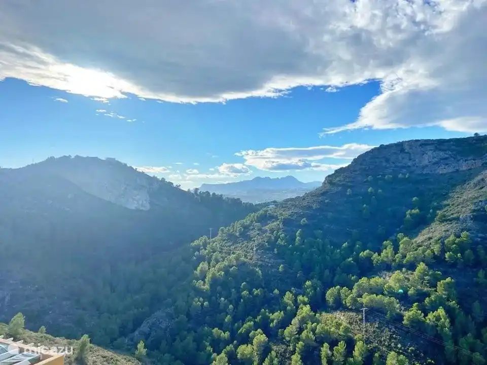 Sie wandern zwischen den Bergen nach Moraira
