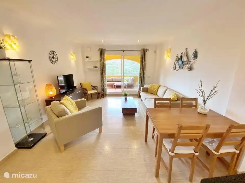 Das Wohnzimmer ist modern eingerichtet und bietet mit Schiebetüren Zugang zur schönen Terrasse