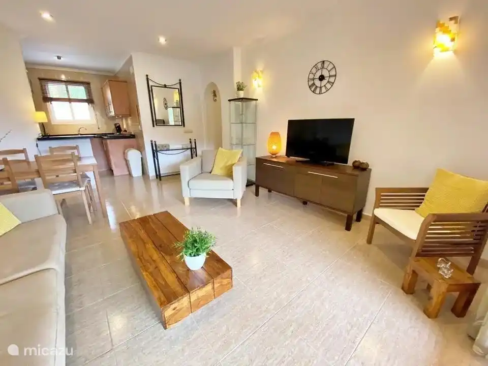 Die voll ausgestattete offene Küche ist Teil des Wohnzimmers.