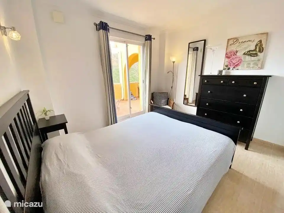 Geräumiges Schlafzimmer mit großem Doppelbett und Zugang zur schönen Terrasse.