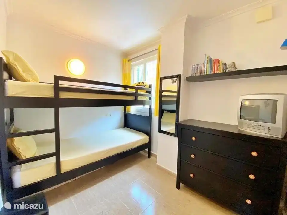 Geräumiges 2. Schlafzimmer. Ein Babybett und ein zusätzliches Einzelbett sind ebenfalls verfügbar