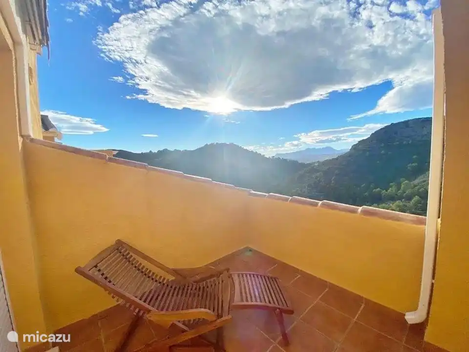 Die schöne Aussicht von unserer Terrasse, wo Sie die spanische Sonne (oder den Schatten, wenn Sie es vorziehen) genießen können