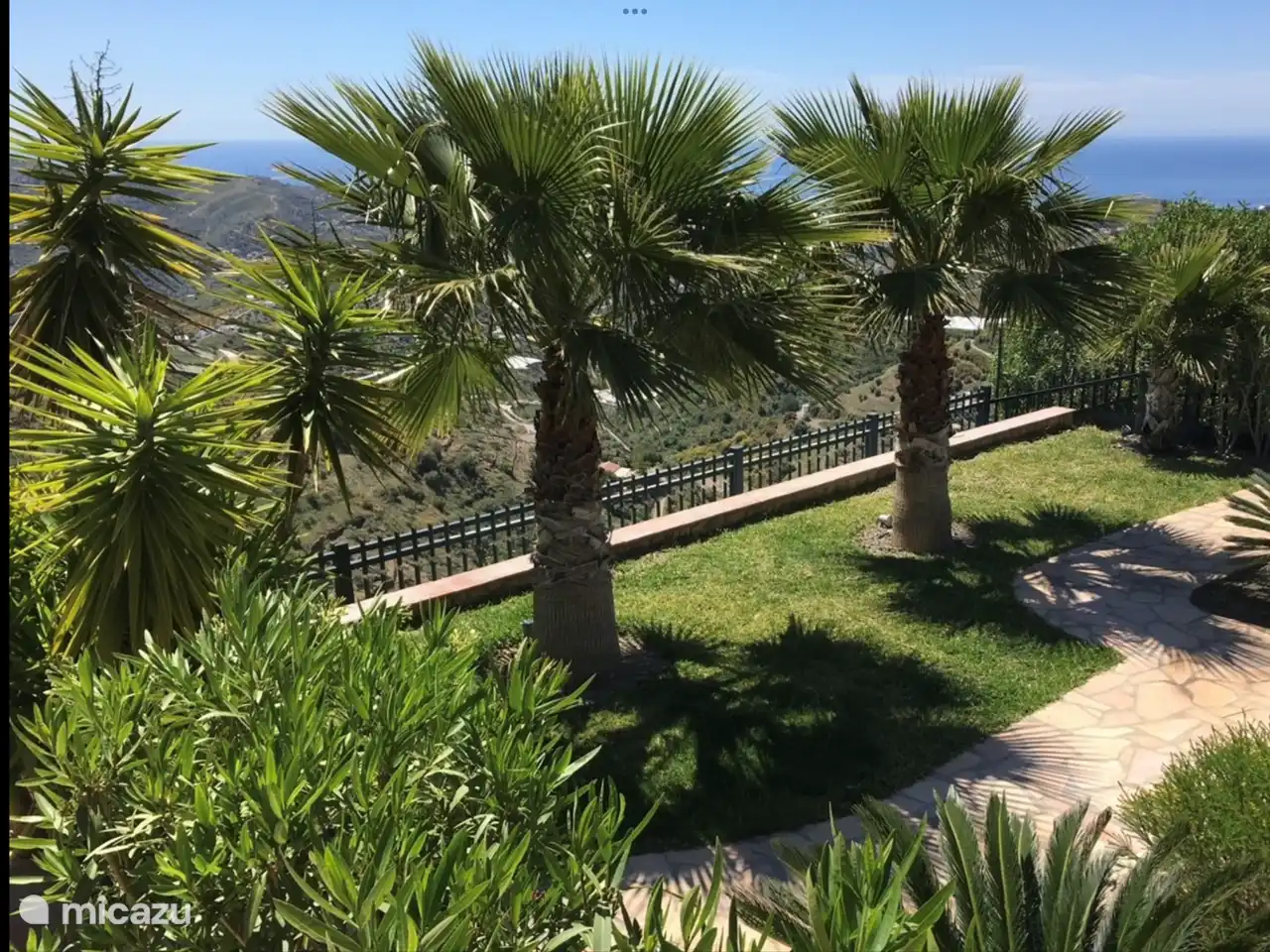 Derrière les palmiers de Nerja et Torrox Costa