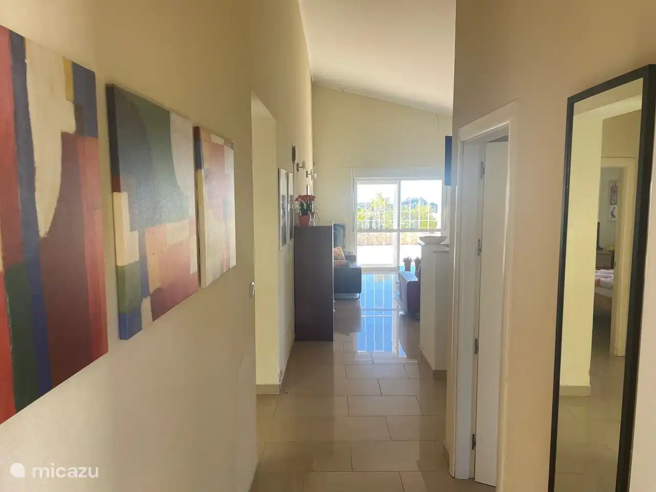 Accès par la porte d’entrée. 