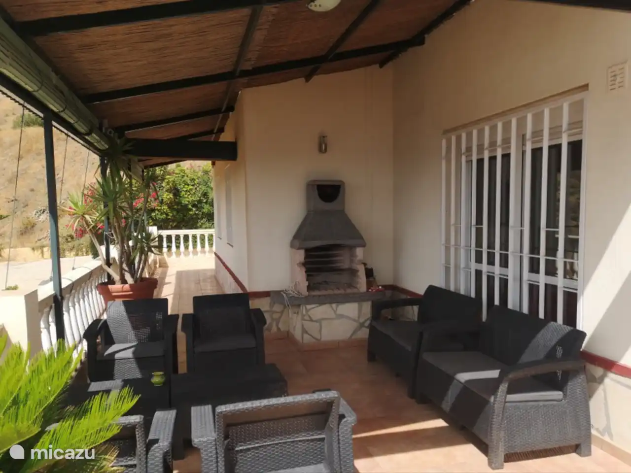 BBQ avec des sièges à l’abri du vent et à l’ombre