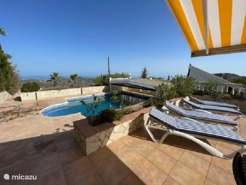 Terrasse avec cantiques à côté de la piscine