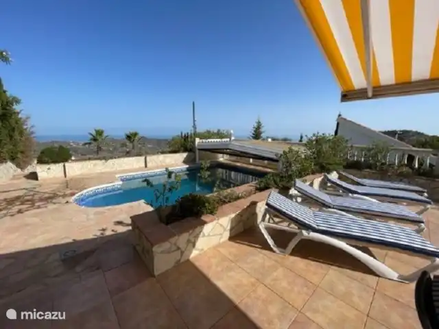 Casa Marlotte | Espagne, Andalousie, Cómpeta - maison de vacances Terrasse avec transats à côté de la piscine