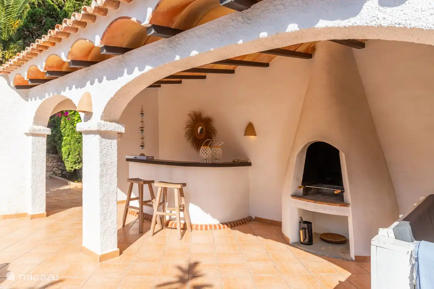 Außenterrasse mit Grill und Bar