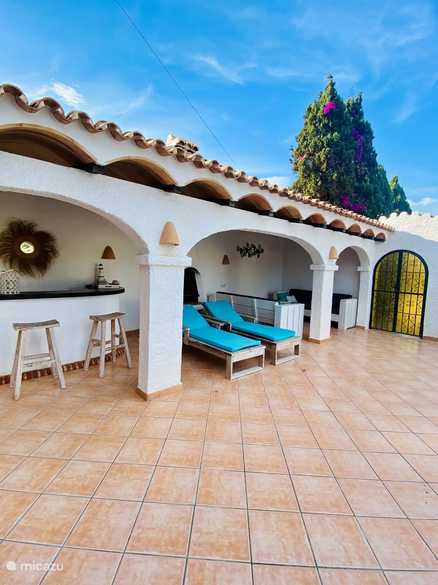 Terrasse mit kleiner Bar, Grill und Sitzecke