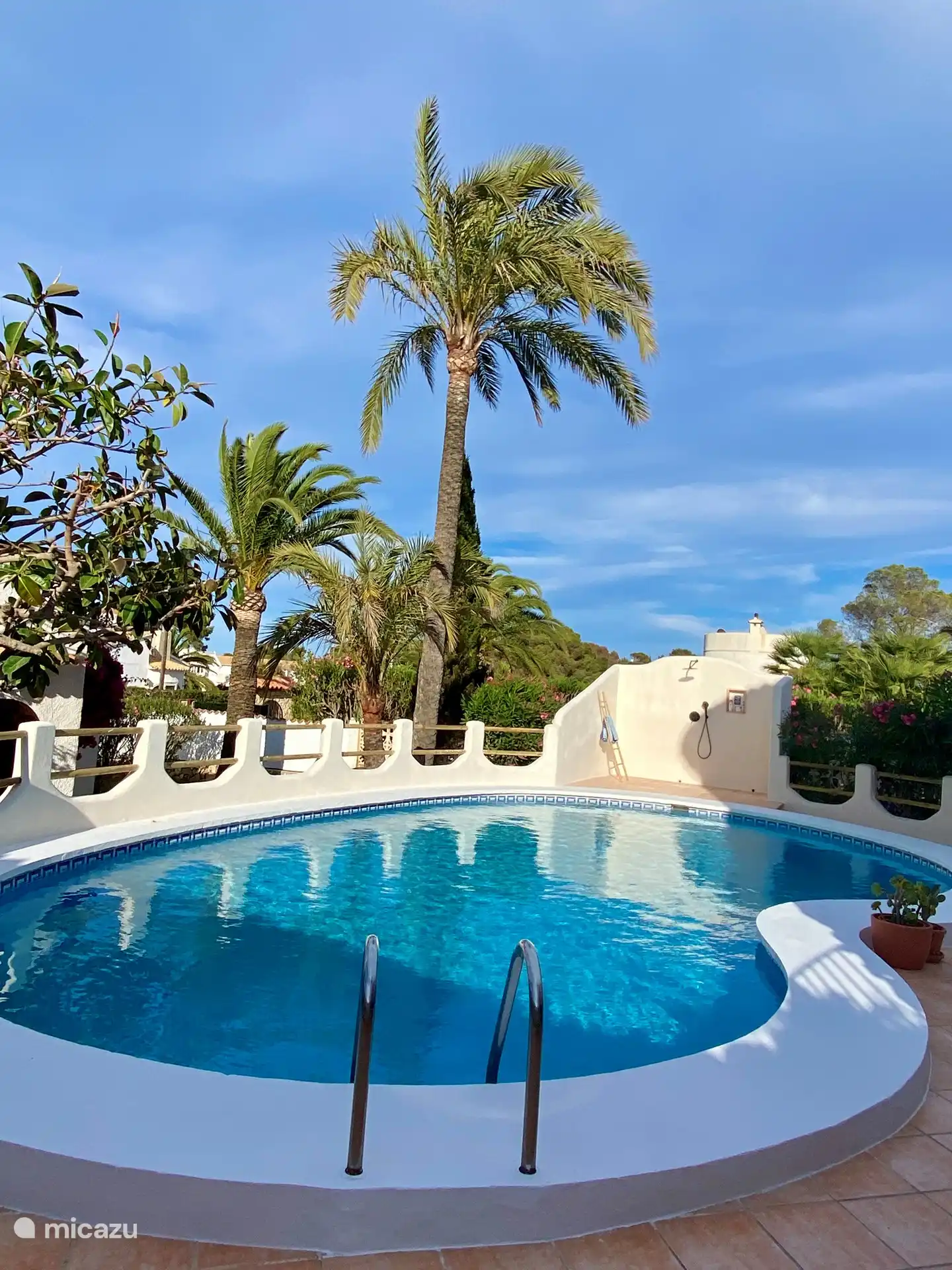 Schwimmbad mit Außendusche (heißes Wasser)